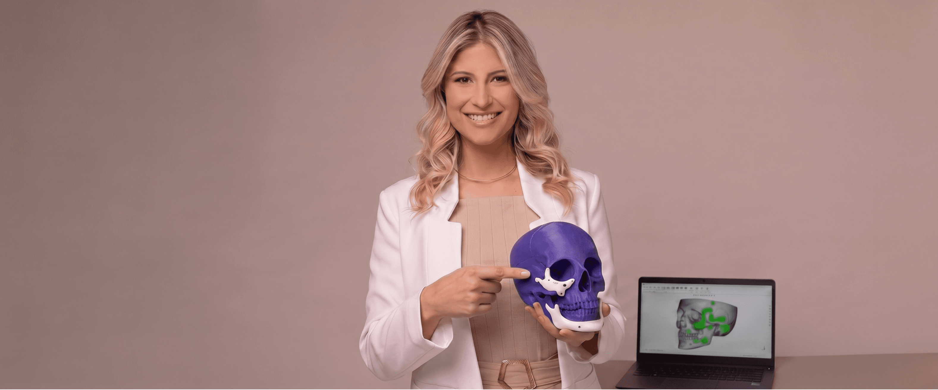 Especialista apontando o implante de terço médio no modelo 3D