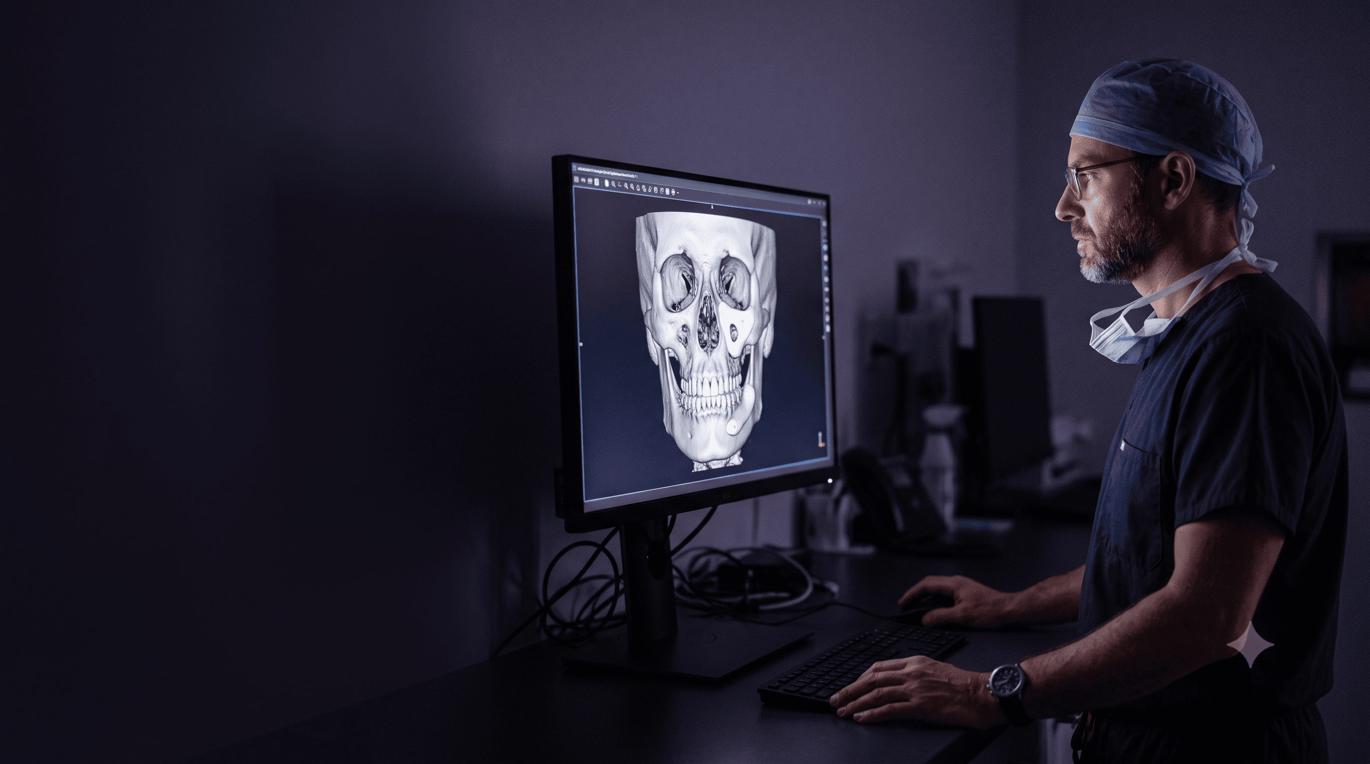 Cirurgião analisando o planejamento digital de uma prótese facial sobre a tomografia do paciente